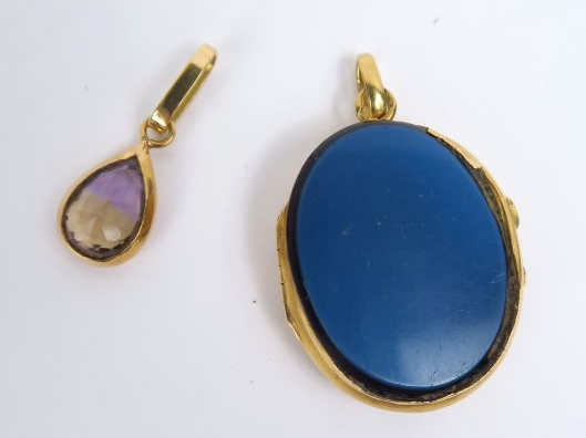 Pendentif porte-photo en pierre dure, monture en or. Poids tel : 7,2 g