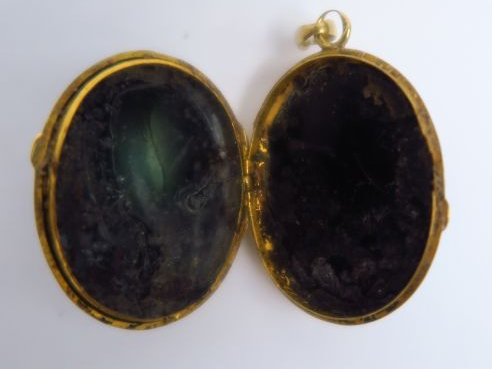 Pendentif porte-photo en pierre dure, monture en or. Poids tel : 7,2 g