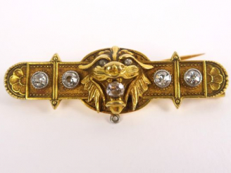 Vente aux enchères Broche en or à décor de tête de lion, serti de cinq brillants. Poids t