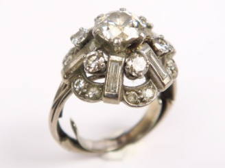 Vente aux enchères Bague dôme ornée d'un diamant taille ancienne de 1,40 carats environ, 