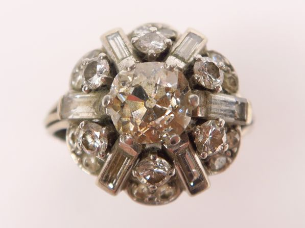 Bague dôme ornée d'un diamant taille ancienne de 1,40 carats environ, 