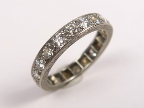 Alliance américaine sertie d'une ligne de diamants. Monture en platine
