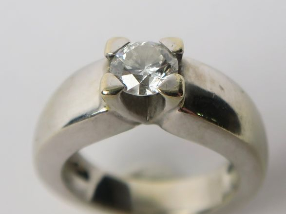 Solitaire, taille moderne de 0,66 carats environ, avec son certificat.