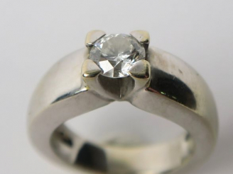 Vente aux enchères Solitaire, taille moderne de 0,66 carats environ, avec son certificat.