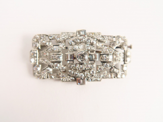 Vente aux enchères Broche Art Déco ornée de brillants tailles anciennes et baguettes, bri