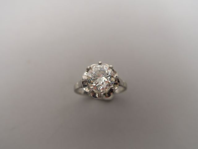 Solitaire orné d'un diamant taille ancienne de 2,10 carats environ. Mo