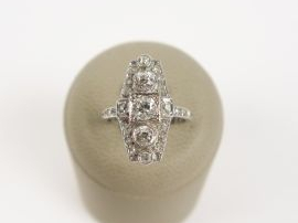 Bague marquise Art Déco en platine sertie de diamants taille ancienne.