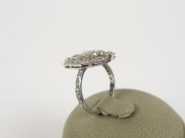 Bague marquise Art Déco en platine sertie de diamants taille ancienne.