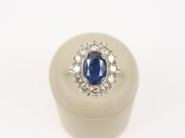 Bague marguerite, saphir entourée de 12 brillants.  6 g