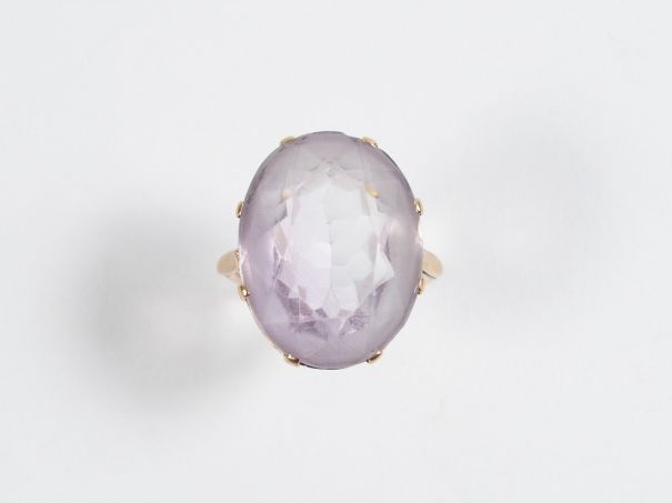 Bague monture or jaune ornée d’une améthyste de 20ct environ. TDD 49 P