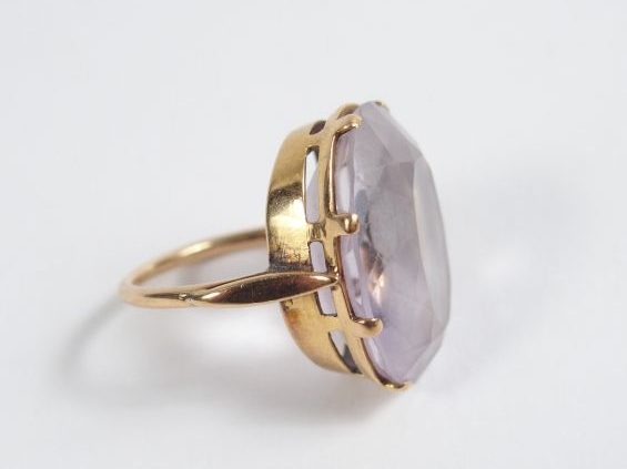 Bague monture or jaune ornée d’une améthyste de 20ct environ. TDD 49 P