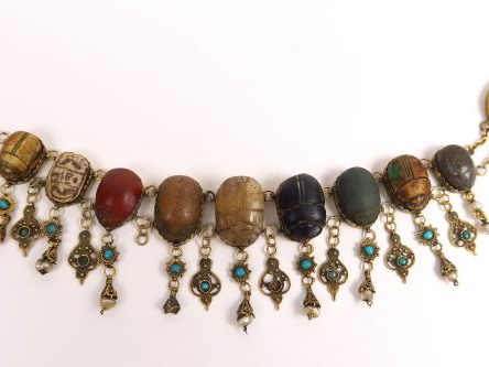 Bracelet en or 14 carats orné de 9 scarabées en pierre dure, pendeloqu