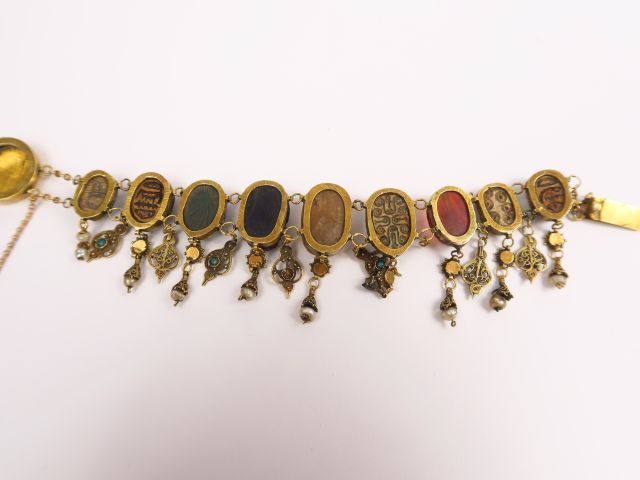 Bracelet en or 14 carats orné de 9 scarabées en pierre dure, pendeloqu