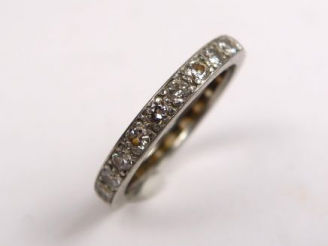 Vente aux enchères Alliance américaine en platine ornée d'une ligne de petits diamants. P