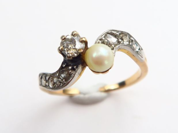 Bague Vous et Moi ornée d'une perle et d'un diamant taille ancienne. M