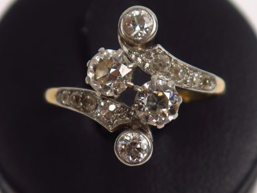 Bague Vous et Moi ornée d'une perle et d'un diamant taille ancienne. M