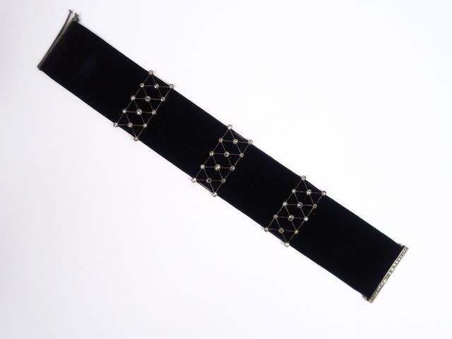 Collier dit 'collier de chien' en velours noir orné de trois éléments 