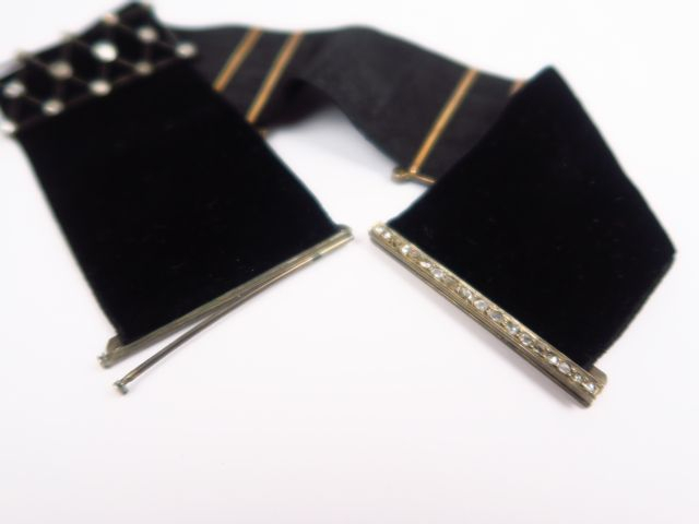 Collier dit 'collier de chien' en velours noir orné de trois éléments 