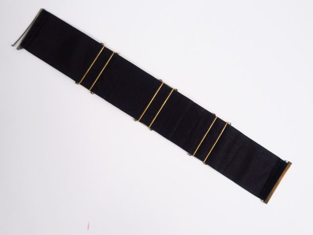 Collier dit 'collier de chien' en velours noir orné de trois éléments 