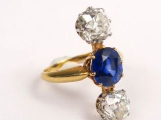 Vente aux enchères Bague ornée en ligne de deux diamants taille coussin et d'un saphir au