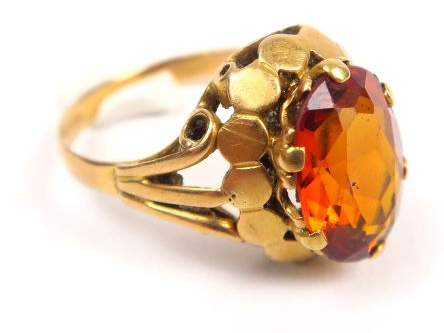 Bague ornée d'une citrine, monture en or 14 carats. Poids tel : 3,6 g