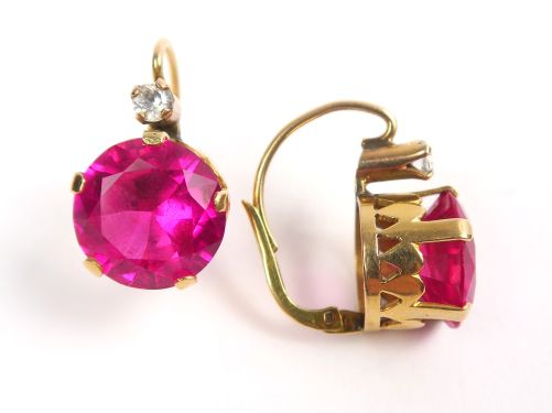 Paire de boucles d'oreilles ornées de pierres roses et de petits saphi