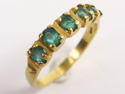 Bague en or sertie de 5 petites émeraudes. Poids tel : 2,8 g