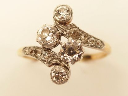 Bague en or jaune, ornée de 4 diamants (2 x 0,35 ct et 2 x 0,10 ct) ta