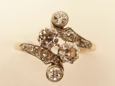 Bague en or jaune, ornée de 4 diamants (2 x 0,35 ct et 2 x 0,10 ct) ta