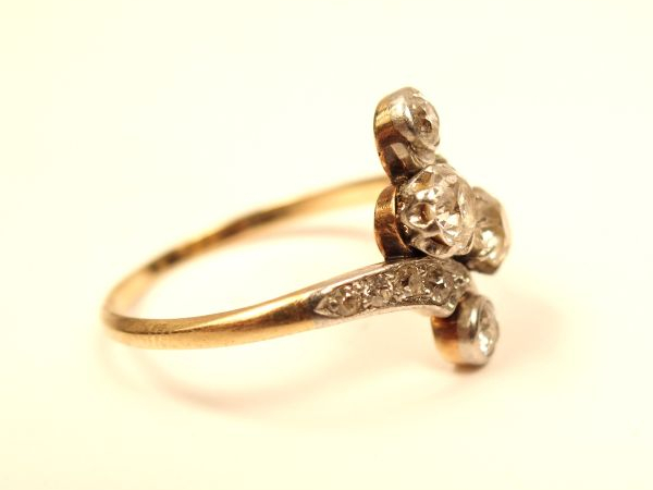 Bague en or jaune, ornée de 4 diamants (2 x 0,35 ct et 2 x 0,10 ct) ta