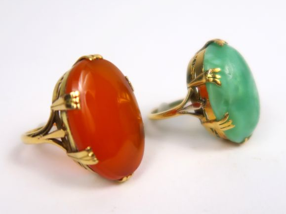 Deux bagues, monture en or 14 carats, serties d'une cornaline pour l'u