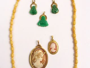 Lot de bijoux comprenant 3 pendentifs en jade et or 9 carats en forme 