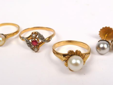 Lot de trois bagues, ornées de perles pour deux et d'une pierre rouge 