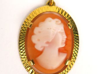 Camée en pendentif, monture en or. Poids tel : 1,6 g