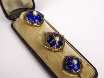 Suite de trois broches Napoléon III en argent émaillé et rehaussé de p