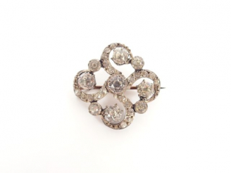 Vente aux enchères Broche monture argent pavée de pierres à l'imitation du diamant (CZ).