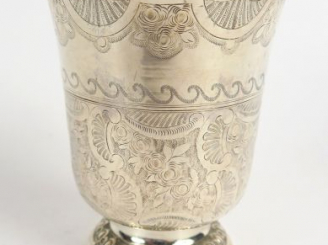 Vente aux enchères Timbale XVIIIe en argent de forme tulipe, à décor gravé de rinceaux. P