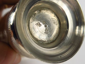 Timbale XVIIIe en argent de forme tulipe, à décor gravé de rinceaux. P