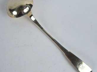 Vente aux enchères Louche XVIIIe en argent, armoriée. Poids : 288 g. Longueur : 37 cm