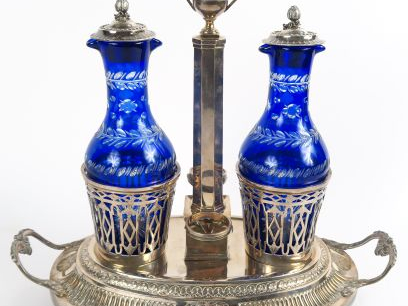 Huilier/vinaigrier XVIIIe en argent, flacons en cristal bleu. Poids sa