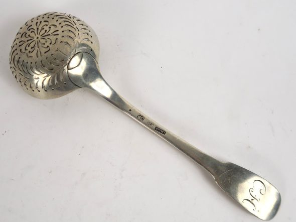 Saupoudreuse XVIIIe en argent. Poids : 105 g