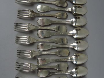 Ensemble de couverts uniplats en argent, poinçons du XVIIIe dépareillé