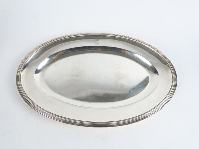 Plat ovale Empire en argent, poinçon au coq. Monogrammé. Poids : 1 280