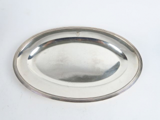Vente aux enchères Plat ovale Empire en argent, poinçon au coq. Monogrammé. Poids : 1 280