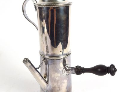 Cafetière en trois parties en argent, poinçon au coq. Poids sans le ma