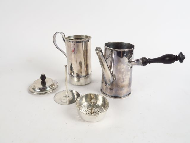 Cafetière en trois parties en argent, poinçon au coq. Poids sans le ma
