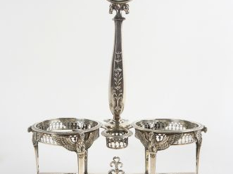Monture d'huilier Empire en argent, à décor d'aigles aux ailes déployé