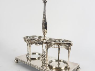 Monture d'huilier Empire en argent, à décor d'aigles aux ailes déployé