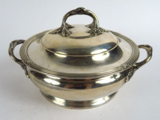 Vente aux enchères Légumier de style Louis XVI en argent, poinçon Minerve. Poids : 1 089 