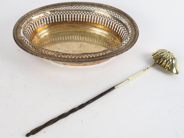 Panière en argent, à décor d'arcatures (mauvais état). Poids : 435 g. 